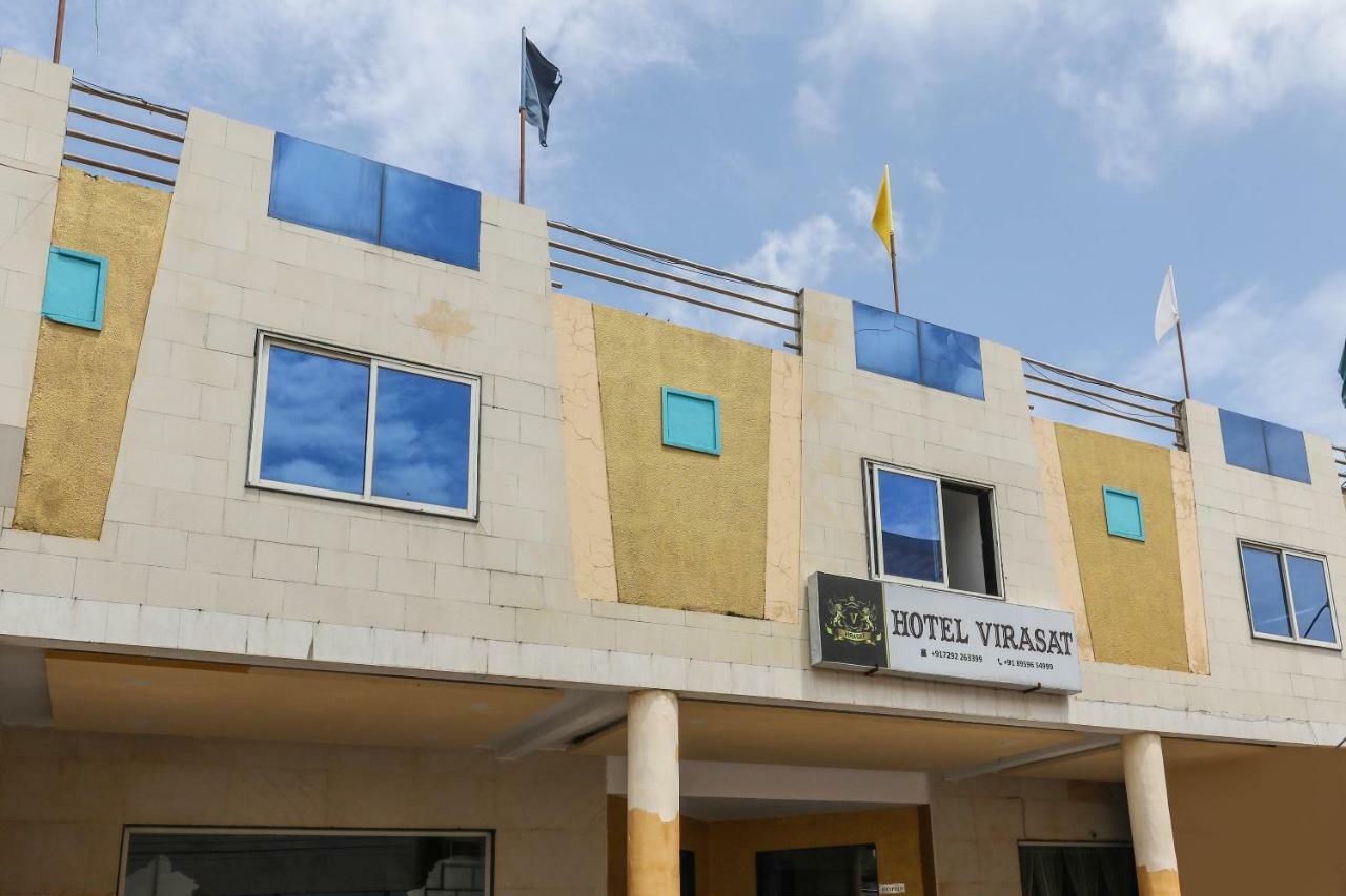 Oyo 43851 Hotel Virasat Māndu Exterior foto