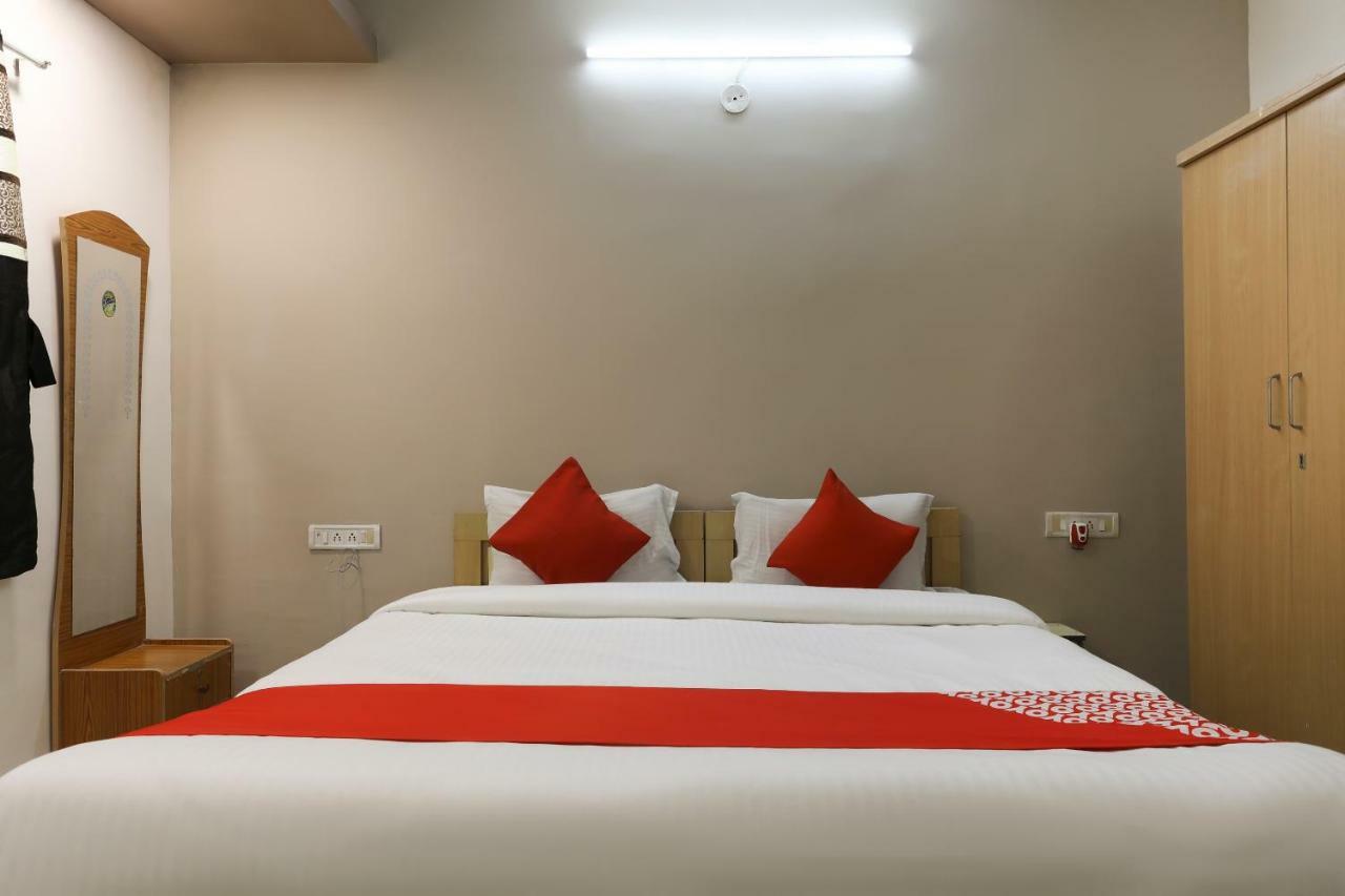 Oyo 43851 Hotel Virasat Māndu Exterior foto