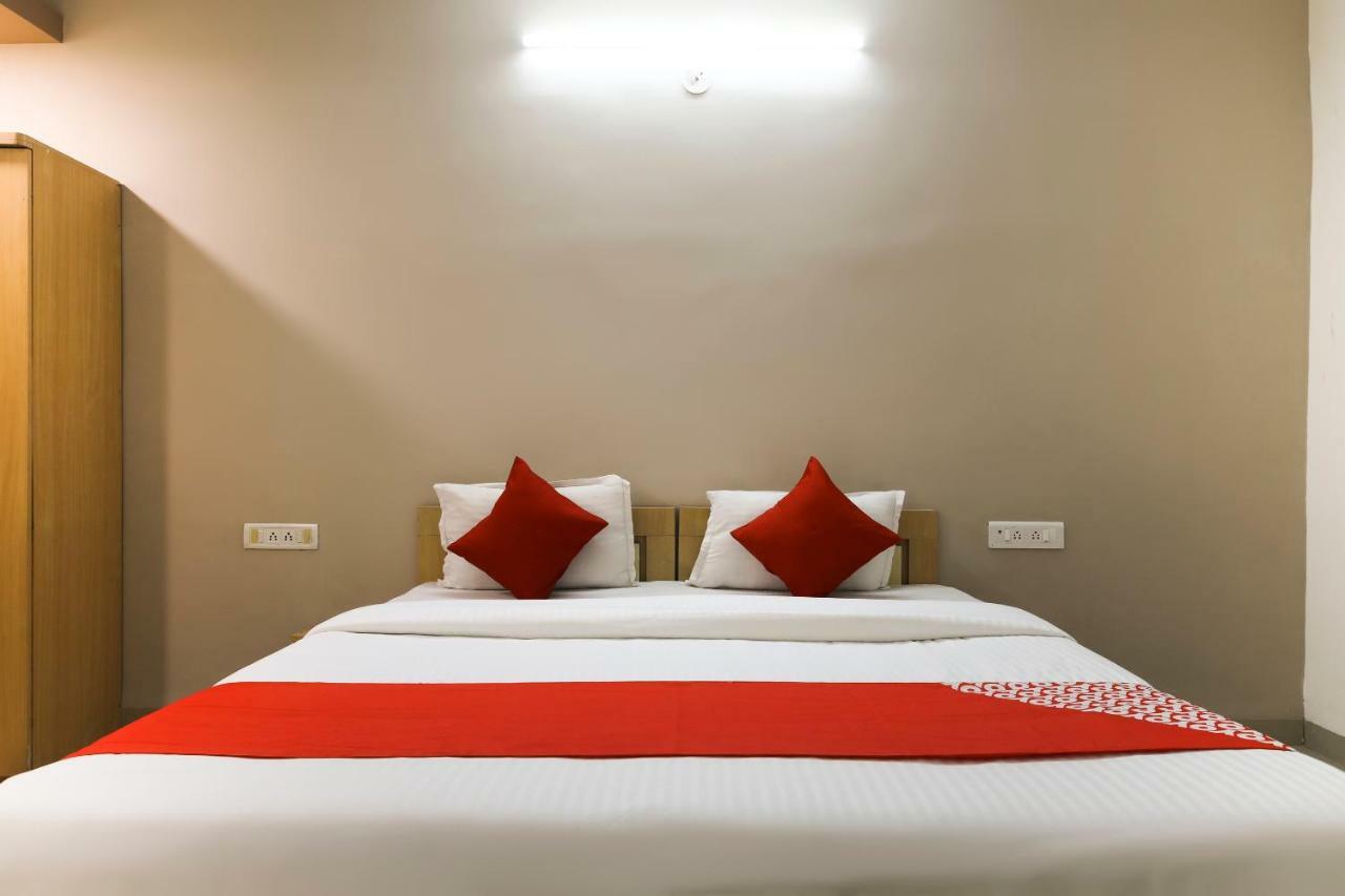 Oyo 43851 Hotel Virasat Māndu Exterior foto