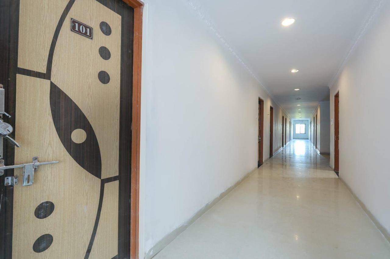 Oyo 43851 Hotel Virasat Māndu Exterior foto