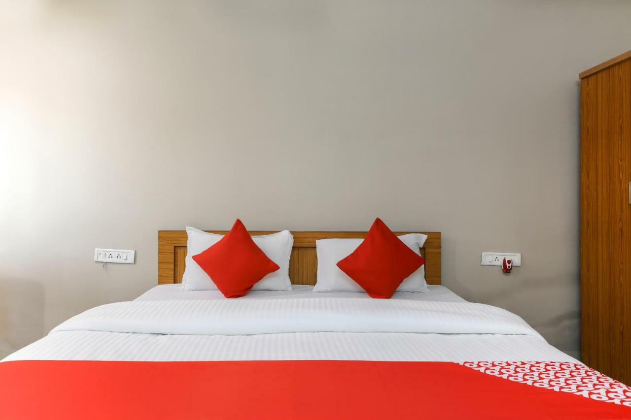 Oyo 43851 Hotel Virasat Māndu Exterior foto