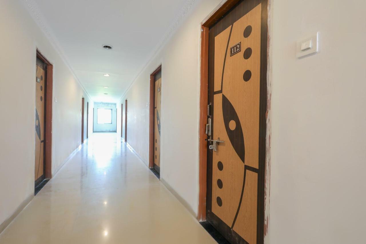 Oyo 43851 Hotel Virasat Māndu Exterior foto